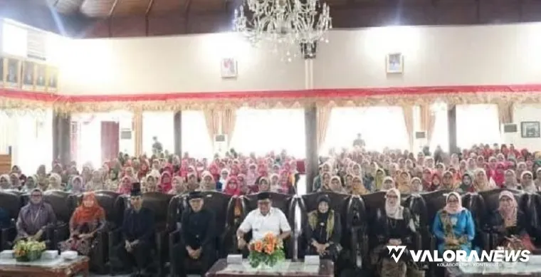 Wali Kota Bukittinggi. Ramlan Nurmatias foto bersama dengan peserta Peningkatan Kapasitas Pengumpulan Bundo Kanduang Minangkabau, di Istana Bung Hatta, Kamis. (humas)