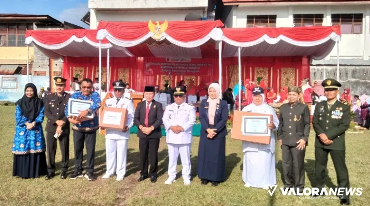 Camat Nanggalo, Amrial Rengganis bersama Osman Ayub (Wakil Ketua DPRD Padang) beserta sejumlah staf, foto bersama dengan lurah yang jadi pemenang lomba administrasi kelurahan dan kebersihan kantor, usai upacara HUT ke-80 RI, Ahad. (humas)