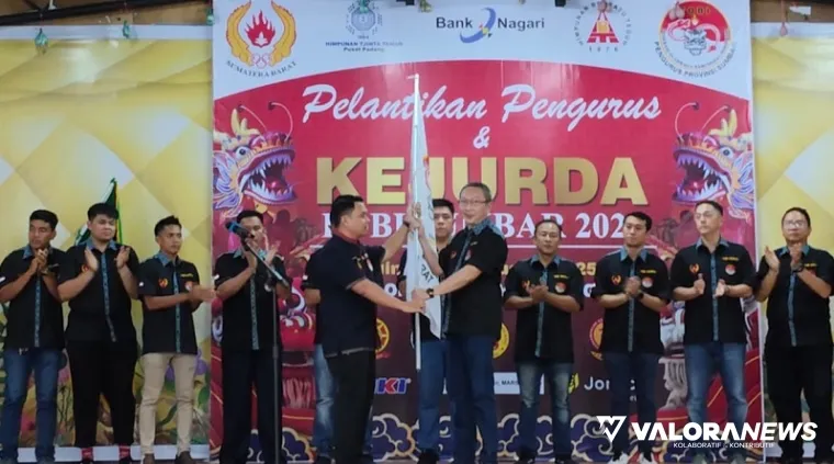 Anggota Komisi II DPRD Padang, Christian Rudi Kurniawan (berkacamata) menerima pataka FOBI usai pelantikan di GOR HTT Padang, Sabtu. (humas)