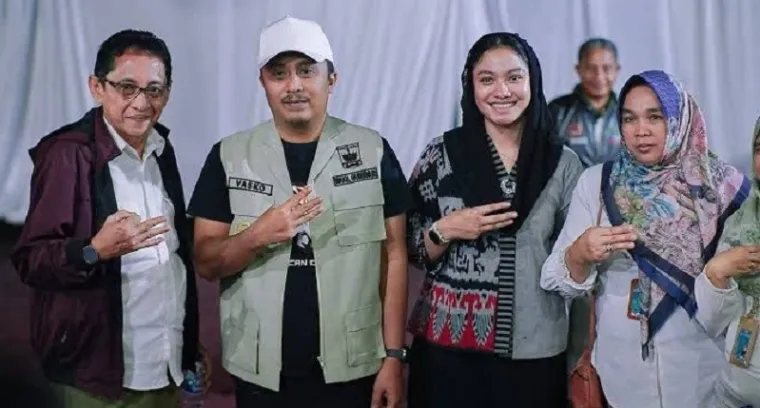 Wagub Sumbar, Vasko Ruseimy didampingi Annisa Suci Ramadhani (bupati Dharmsraya) dan jajaran, pada peluncuran program Penataan Kawasan dan Sanitasi di di halaman Kantor Wali Nagari IV Koto Pulau Punjung, Senin malam (29/7/2025). (humas)