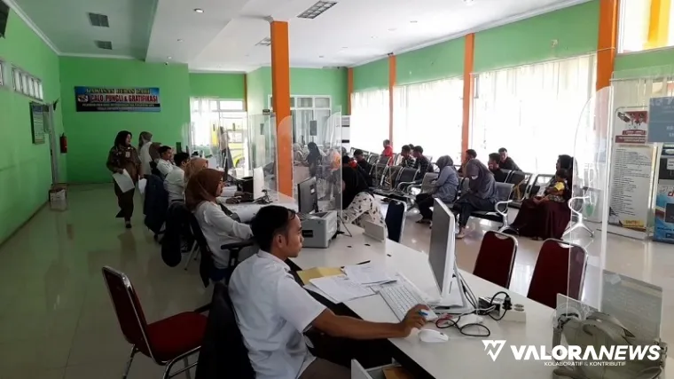 Masyarakat Pasbar tengah dilayani petugas dalam pengurusan dokumen kependudukan. (robbi irwan)