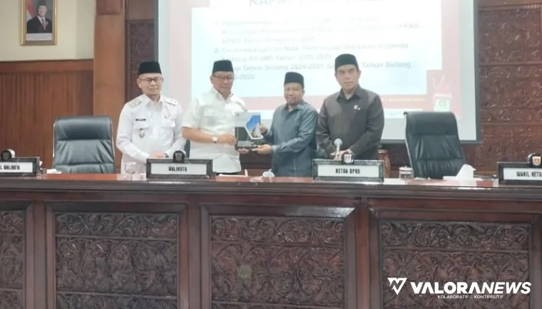 Ketua DPRD Bukittinggi, Syaiful Efendi serahkan nota kesepakatan Ranperda Perubahan KUA PPAS 2025 pada Wako Bukittinggi, Ramlan Nurmatias, dalam rapat paripurna, Kamis. (hamriadi)