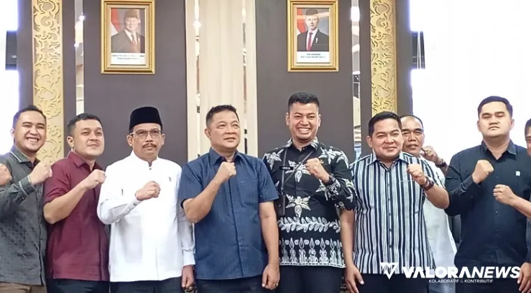 Kepala Sub Bagian (Kasubag) Humas dan Protokoler Sekretariat DPRD Sumbar, Dahrul Idris foto bersama Ketua DPRD Dharmasraya, Jemi Hendra dan anggota lainnya, pada kunjungan kerja, Jumat. (humas)