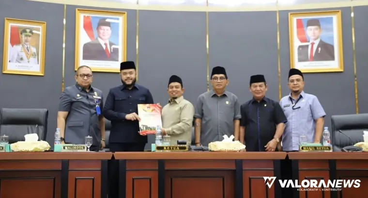 Ketua DPRD Padang, Muharlion, serahkan dokumen hasil reses masa sidang 2024/2025 pada Wako Padang, Fadly Amran pada rapat paripurna, Kamis. (humas)
