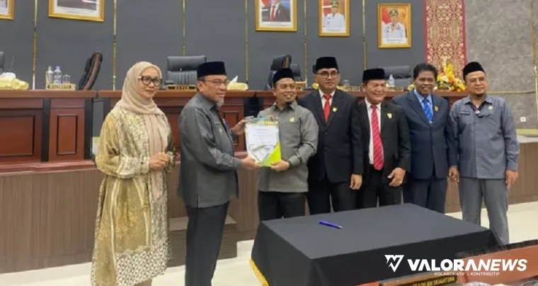 Ketua DPRD Padang, Muharlion didampingi para wakil ketua, serahkan nota kesepakatan KUA PPAS Tahun 2026 pada Wawako Padang, Maigus Nasir usai rapat paripurna, Jumat. (humas)