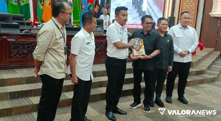 Wakil Ketua DPRD Sumbar, Evi Yandri Rajo Budiman menyerahkan laporan hasil reses anggota DPRD yang digelar tanggal 25-31 Juli 2025 ke Wagub Sumbar, Vasko Ruseimy pada sidang paripurna, Rabu siang. (humas)