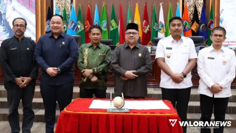 Ketua DPRD Sumbar, Muhidi didampingi para wakil ketua dan Vasko Ruseimy (Wagub), foto bersama usai penutupan rapat paripurna, Jumat. (humas)