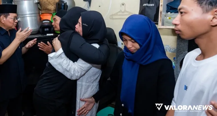 Ketua DPR RI, Puan Maharani saat berkunjung ke kediaman keluarga driver Ojol yang tewas dilindas rantis, Affan Kurniawan di Blora, Menteng, Jakarta Pusat, Sabtu. (humas)