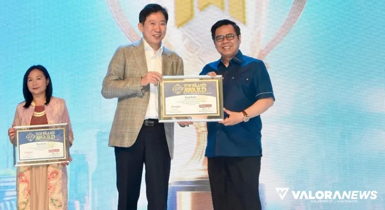 Baznas RI yang diwakili Komisioner Bidang Pengumpulan, H Rizaludin Kurniawan menerima penghargaan Top Brand Award 2025, di Jimbaran Bali, Selasa malam. (istimewa)