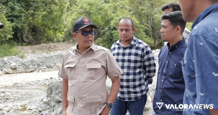 Wakil Ketua DPRD Sumbar, Evi Yandri dampingi utusan khusus Mensesneg, Masrul melakukan survei lokasi pembangunan jembatan di Nagari Cubadak Barat, Selasa.  (humas)