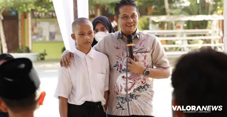 Wakil Ketua DPRD Sumbar, Evi Yandri Rajo Budiman bersama salah seorang penyintas narkoba jenis sabu, Vero pada agenda sosialisasi Perda Sumatera Barat No 9 Tahun 2018 di SMAN 5 Padang, Senin. (humas)