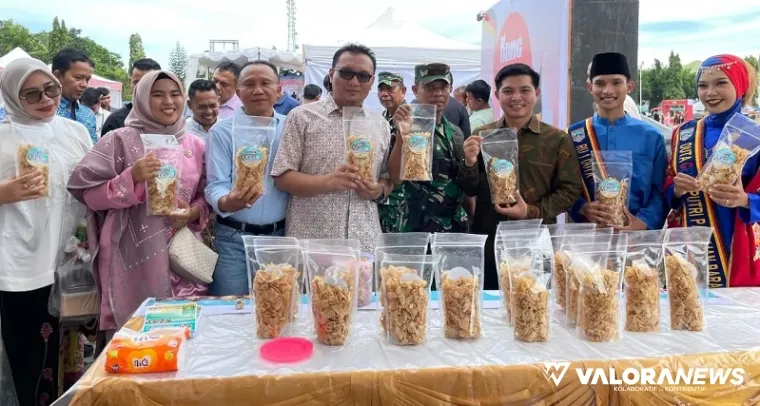 Anggota DPRD Sumbar, Ade Putra di antara produk UMKM yang ditampilkan pada Festival Rang Mudo Tali Tigo Sapilin di Pasbar, Sabtu. (humas)