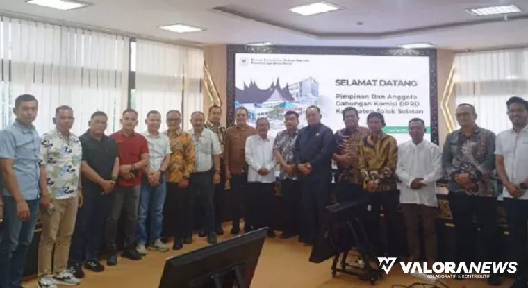 Anggota Bamus DPRD Sumbar, Muzli M Nur menerima kunjungan kerja pimpinan dan anggota gabungan komisi DPRD Solok Selatan, Jumat. (humas)