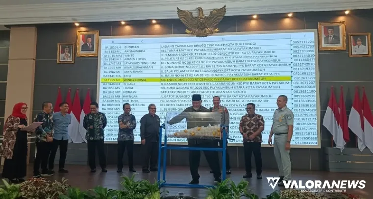 Gubernur Sumbar, Mahyeldi menarik undian hadiah umroh pada kegiatan Gebyar Pajak dan High Level Meeting yang digelar Badan Pendapatan Daerah (Bapenda) Sumbar di auditorium gubernuran, Kamis. (humas)