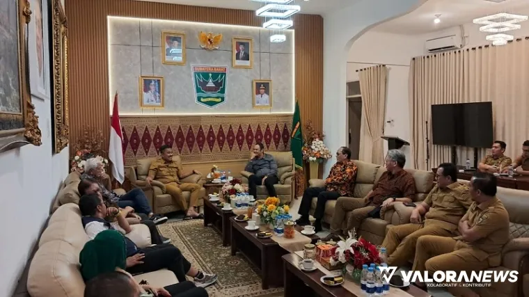 Wagub Sumbar, Vasko Ruseimy menerima kunungan Bupati Sijunjung, Benny Dwifa dan rombongan di ruang temu Wagub, Senin. (humas)