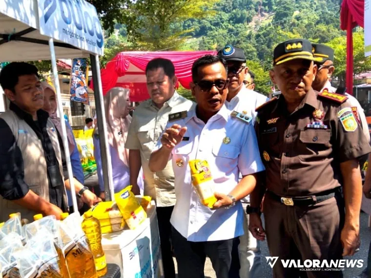 Wabup Risnaldi dan Kajari Pessel Muhammad Jafli, Ketua DPRD, Kadis Perikanan &amp; Pangan Firdaus, dan Kapolres Pessel, meninjau Stand Bulog dalam Acara Gelaran Pangan Murah di depan Kantor Kejari setempat, Rabu (27/8/2025). FOTO: tusrisep