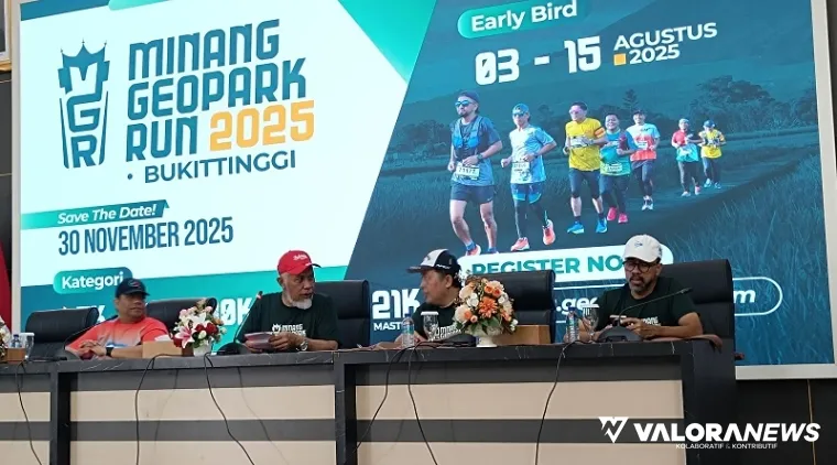 Gubernur Sumbar, Mahyeldi didampingi founder Minang Geopark Run, Yv Tri Saputra dan jajaran, pada jumpa pers peluncuran MGR 2025 di auditorium gubernuran Sumbar, Ahad siang. (humas)