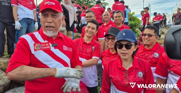 Gubernur Sumbar, Mahyeldi didampingi Yuni Daru (Kajati Sumbar) beserta pimpinan Forkopimda dan BUMN/BUMD pada kegiatan bersih pantai di area bebatuan pemecah ombak Pantai Padang, Sabtu. (humas)