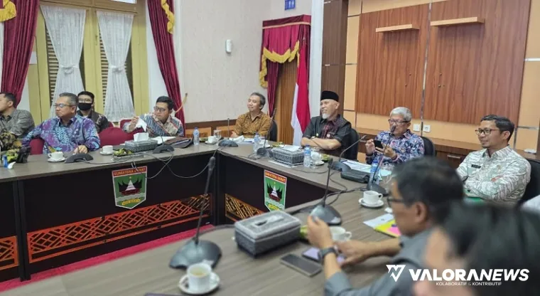 Gubernur Sumbar, Mahyeldi didampingi Novrial (Kadis Perindustrian dan Perdagangan) lakukan pertemuan dengan perwakilan pengembang energi hijau, di ruang rapat istana gubernuran, Jumat. (humas)