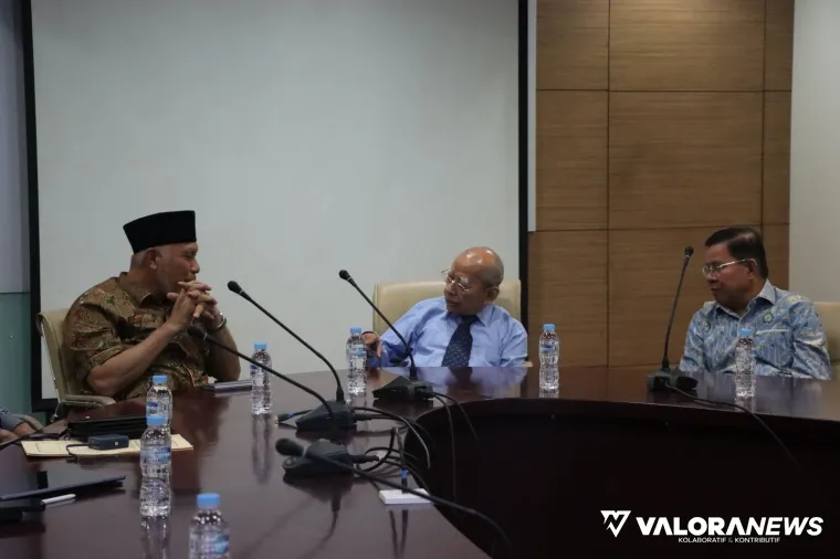 Gubernur Sumbar, Mahyeldi berdialog dengan Universitas Yarsi, Prof Fasli Jalal dan Prof Jurnalis Uddin (Pendiri Yayasan Yarsi) di Jakarta, Selasa. (humas)