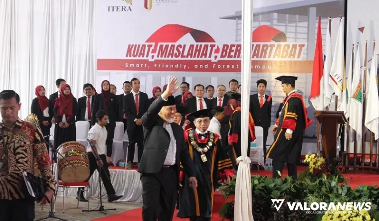 Gubernur Sumbar, Mahyeldi didampingi Prof I Nyoman Pugeng Aryantha (Rektor Itera) usai menyampaikan orasi ilmiah pada Sidang Penerimaan Mahasiswa Baru di Plantaran Laboratorium Teknik OZT, Kampus ITERA di Lampung, Senin. (humas)
