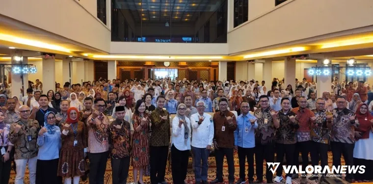 Kepala Kantor OJK Sumbar, Roni Nazra bersama Kepala Disperindag Sumbar, Novrial serta perwakilan perbankan serta jajaran, foto bersama dengan peserta literasi keuangan bertemakan; Cerdas Menabung untuk Indonesia Emas dan Gemilang, Rabu. (veby rrikiyanto)