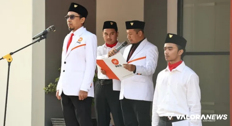 Ketua DPW PKS Sumbar, Ulyadi jadi inspektur upacar HUT RI ke-80 di halaman kantor partai, kawasan Muaro Penjalinan, Padang, Ahad pagi. (humas)