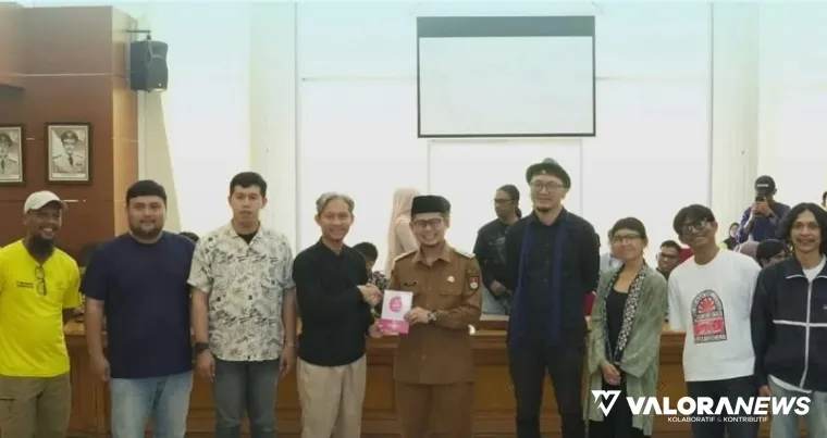 Wawako Bukittinggi, Ibnu Aziz foto bersama usai pembukaan Dialog Kota Kreatif bersama ICCN dan para pelaku jejaring kreatif dari berbagai daerah di Aula Balai Kota Bukittinggi, Senin. (humas)