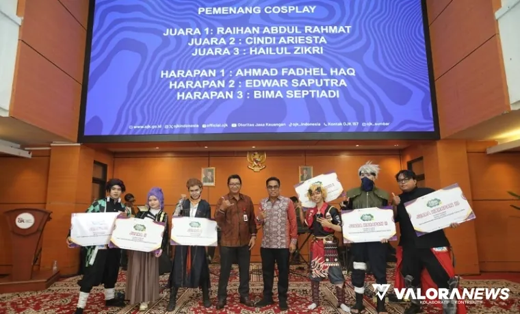 Kepala OJK Sumbar, Roni Nazra foto bersama dengan pemenang lomba kategori cosplay di puncak Hari Indonesia Menabung (HIM) Tahun 2025 di Bung Hatta Convention Hall, Kamis (20/8/2025). (humas)