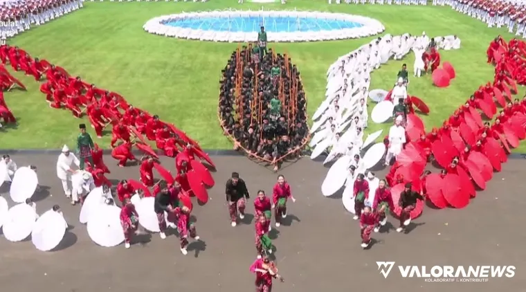 Tarian kolosal Pacu Jalur disertai tarian Aura Farming yang dibawakan Rayyan Arkhan Dikha jadi klimaks perayaan HUT ke-80 RI di Istana Negara, Ahad. (humas)