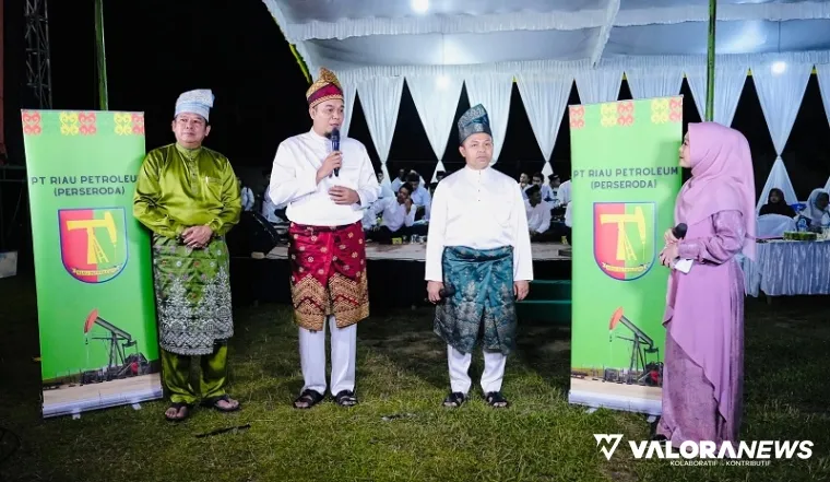 Gubernur Riau, Abdul Wahid tampil live di siaran TV One, pada acara Tabligh Akbar dan Dzikir Akbar dalam rangka HUT ke-68 Provinsi Riau, di Talang Mulya, Kecamatan Batang Cenaku, Indragiri Hulu, Sabtu malam. (humas)