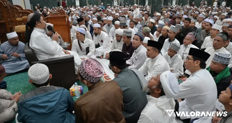 Gubernur Riau, Abdul Wahid berdoa bersama jemaah Masjid Raya Annur Pekanbaru lainnya, usai shalat ghaib untuk almarhum driver ojek online (ojol) yang meninggal dunia dalam insiden di Jakarta, Sabtu malam. (humas)