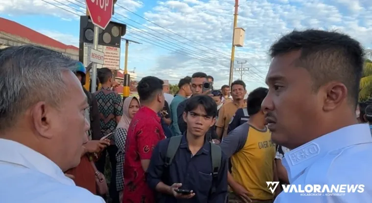 Wakil Gubernur Sumbar, Vasko Ruseimy meninjau perlintasan sebidang di kawasan Jati Parak Salai, usai kecelakaan yang menyebabkan dua orang siswa SMA 10 Padang meninggal dunia. (humas)