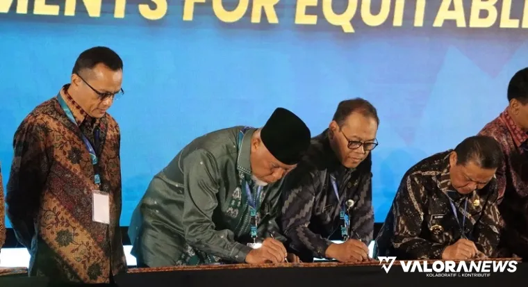 Gubernur Sumbar, Mahyeldi menandatangani dokumen komitmen bersama untuk pemerataan layanan kesehatan dan penyelenggaraan pendidikan dokter spesialis di Kemenkes, Jakarta, Rabu. (humas)