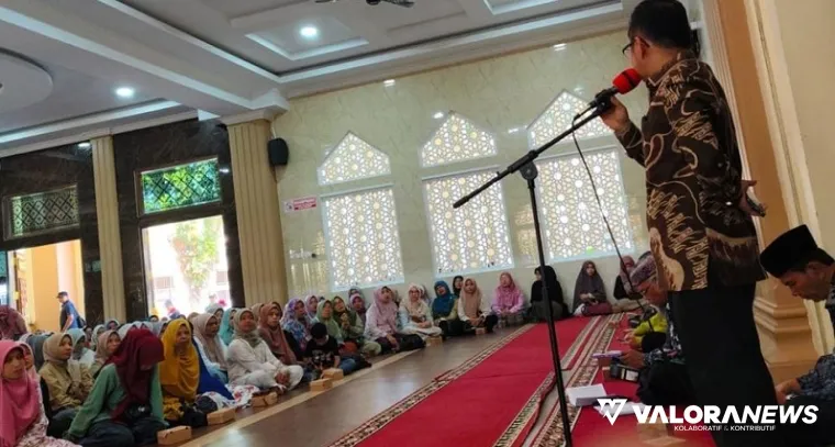 Kepala SMKN 1 Bukittinggi, Gustian Budiarto berdialog dengan wali murid baru di sekolah itu, Jumat. Pertemuan ini salah satunya membahas mekanisme pembelian seragam sekolah. (hamriadi)