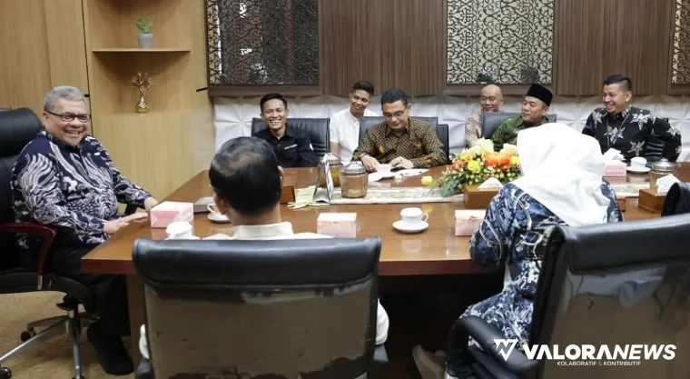 Ketua DPRD Sumbar, Muhidi berdialog dengan Ketua KPID, Robert Cenedy dan jajaran serta Siti Aisyah (Kadis Kominfo) di ruang kerjanya, Jumat. (humas)
