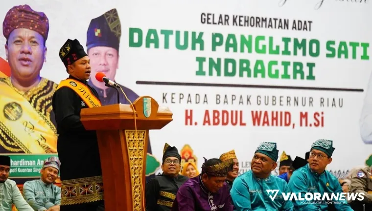 Gubernur Riau, Abdul Wahid memberikan sambutan usai menerima gelar kehormatan adat sebagai Datuk Panglimo Sati Indragiri dari Limbago Adat Nogori (LAN) Kabupaten Kuansing, Ahad. (humas)