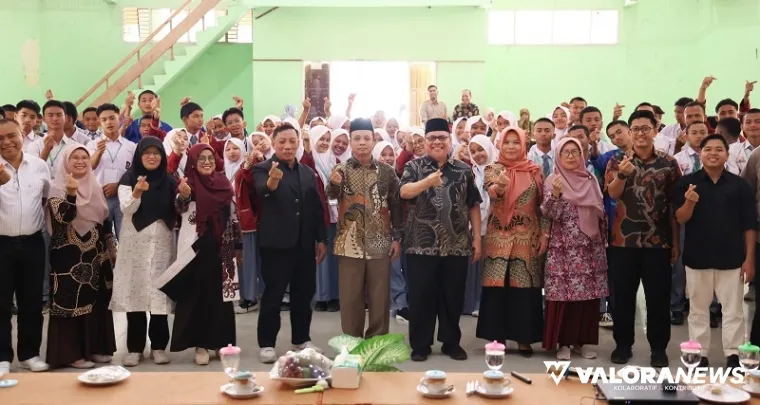 Ketua DPRD Sumbar, Muhidi bersama Kepala Bidang SMK Dinas Pendidikan Sumatera Barat, Ariswan dan jajaran, foto bersama dengan peserta LDK OSIS SMK se-Kota Payakumbuh di aula SMKN 1 Payakumbuh, Sabtu. (humas)