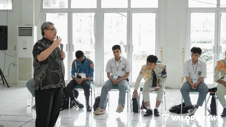 Ketua DPRD Sumbar, Muhidi jadi pemateri pada kegiatan Latihan Dasar Kepemimpinan (LDK) di Sekolah Menengah Kejuruan Pertanian Pembangunan (SMK PP) Kota Padang, Selasa. (humas)