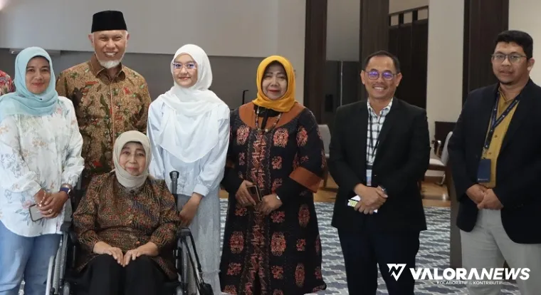 Gubernur Sumbar, Mahyeldi foto bersama dengan pendiri Wardah Cosmetics, Nurhayati Subakat usai pertemuan di Jakarta, Selasa. (humas)