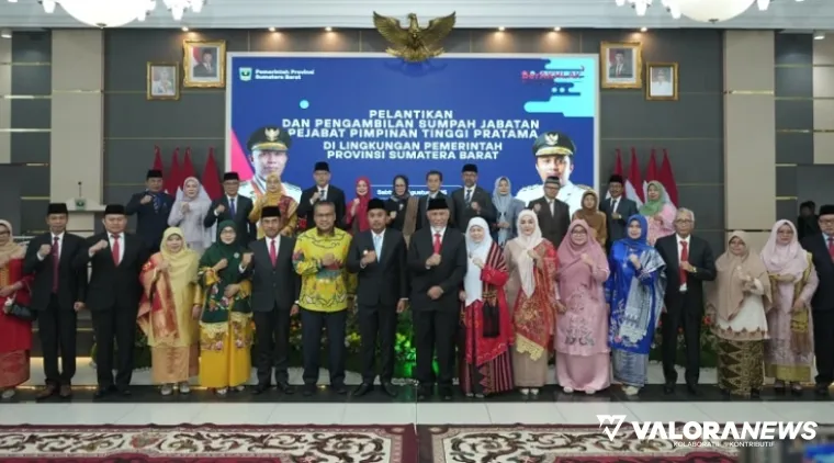 Gubernur Sumbar, Mahyeldi didampingi Arry Yuswandi (Sekdaprov) foto bersama dengan 14 pejabat eselon II di Auditorium Gubernuran Sumbar, Sabtu. (humas)