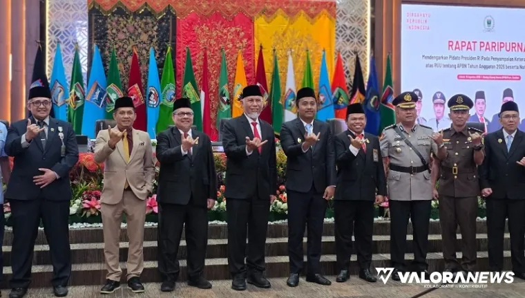 Gubernur Sumbar, Mahyeldi, Vasko Ruseimy (Wagub), Muhidi (Ketua DPRD) berserta wakil ketua dan Forkopimda, foto bersama usai mengikuti sidang paripurna DPRD Sumbar, Jumat. (humas)