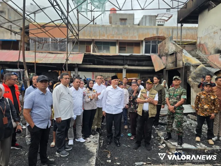 Gubernur Sumbar, Mahyeldi beserta jajaran, meninjau lokasi kebakaran Pasar Payakumbuh, Jumat. (humas)