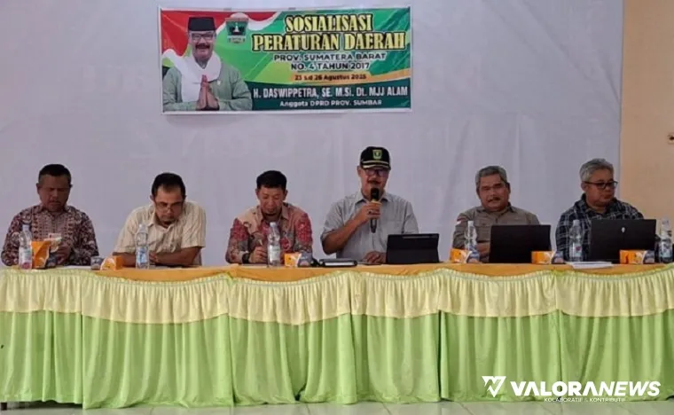 Anggota DPRD Sumbar, Deswipetra bersama pihak terkait saat sosialisasi Peraturan Daerah (Perda) No 4 Tahun 2017 tentang Pengusahaan Air Tanah di Aula SMKN 1 Kota Solok, Ahad. (humas)