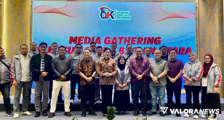Kepala Eksekutif Pengawas Perilaku Pelaku Usaha Jasa Keuangan, Edukasi dan Perlindungan Konsumen OJK, Frederica Widyasari Dewi foto bersama dengan pimpinan OJK se-Sumbagut, usai pembukaan kegiatan media gathering, 4 Agustus 2025. (veby rikiyanto)