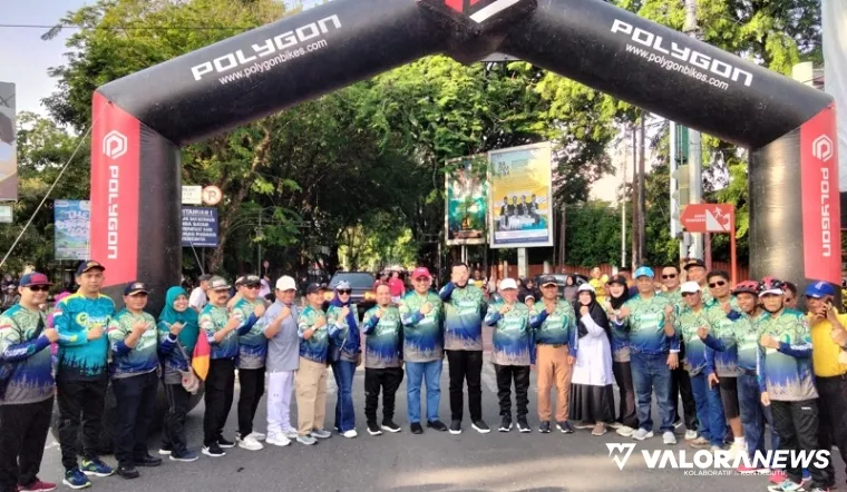 Wako Padang, Fadly Amran bersama Muharlion (Ketua DPRD) dan Forkopimda, saat pembukaan Gowes Siti Nurbaya ke-9 tahun 2025 di GOR Agus Salim, Ahad pagi. (humas)