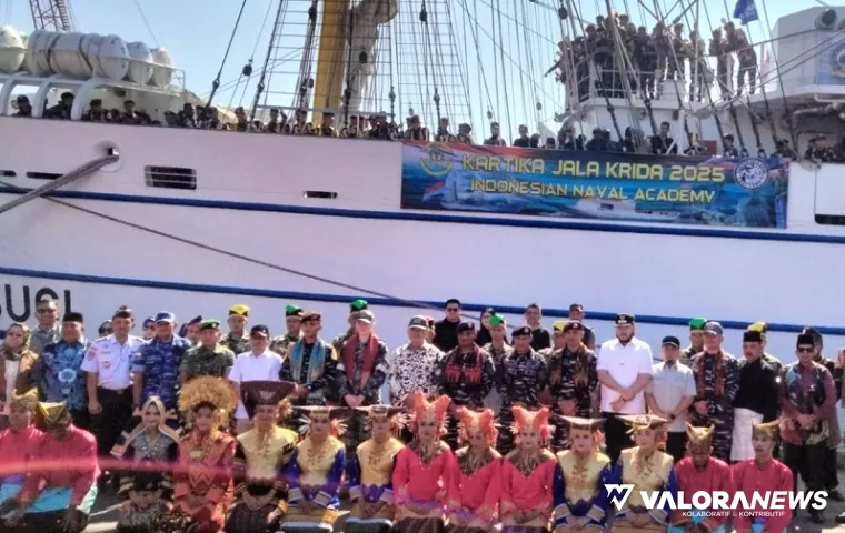 Ketua DPRD Padang, Muharlion bersama Fadly Amran (Wako Padang) foto bersama dengan Komandan KRI Bima Suci, Letkol Laut (P) Sugeng Hariyanto dan Forkopimda, saat penyambutan KRI Bima Suci di Teluk Bayur, Sabtu. (humas)