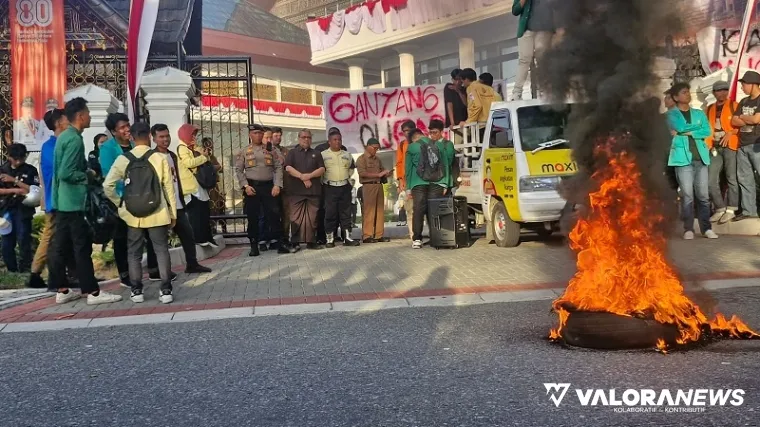 Ketua DPRD Sumbar, Muhidi menemui berbagai elemen mahasiswa dari Aliansi BEM Sumatera Barat yang menggelar aksi damai di depan kantor perwakilan rakyat itu, Senin siang. (humas)