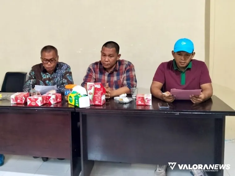 Tim TPP Musorkab KONI PESSEL Gestrojoni (Kacabor Gulat), Raflenofa Yulanda (Kacabor Dayung), dan Dison Kurnia Illaihi (Pengurus PELTI), menggelar Rapat Bersama dengan 4 balon Ketua KONI PESSEL 2025 - 2029, di Painan, Kamis (7/8/2025). FOTO: tusrisep