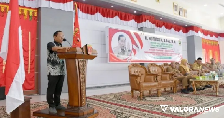 Anggota Komisi III DPRD Sumbar, Nofrizon saat membuka sosialisasi koperasi dan usaha kecil di Balairung Kediaman Resmi Bupati Agam, Senin. (humas)